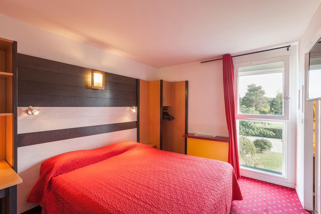 Logis Hotel Horus Restaurant Les Bruyeres Toulenne Rom bilde